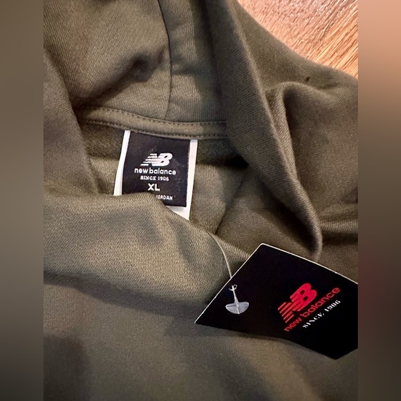 New Balance Cropped Sweatshirt NWT - Picture 4 of 4